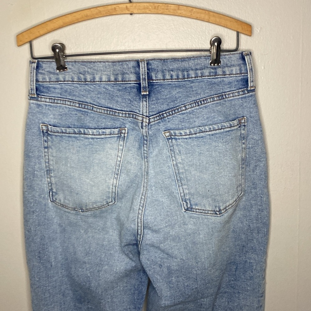 🛍️Light wash jeans with built in hole! - Picture 7 of 9